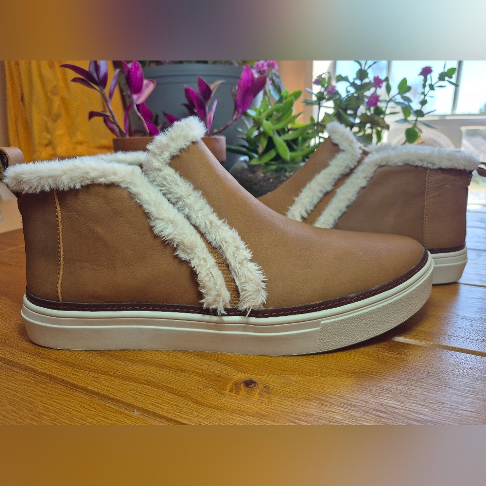 TOMS Bryce Brown Sugar Leather Sneakers - Womens Size 11